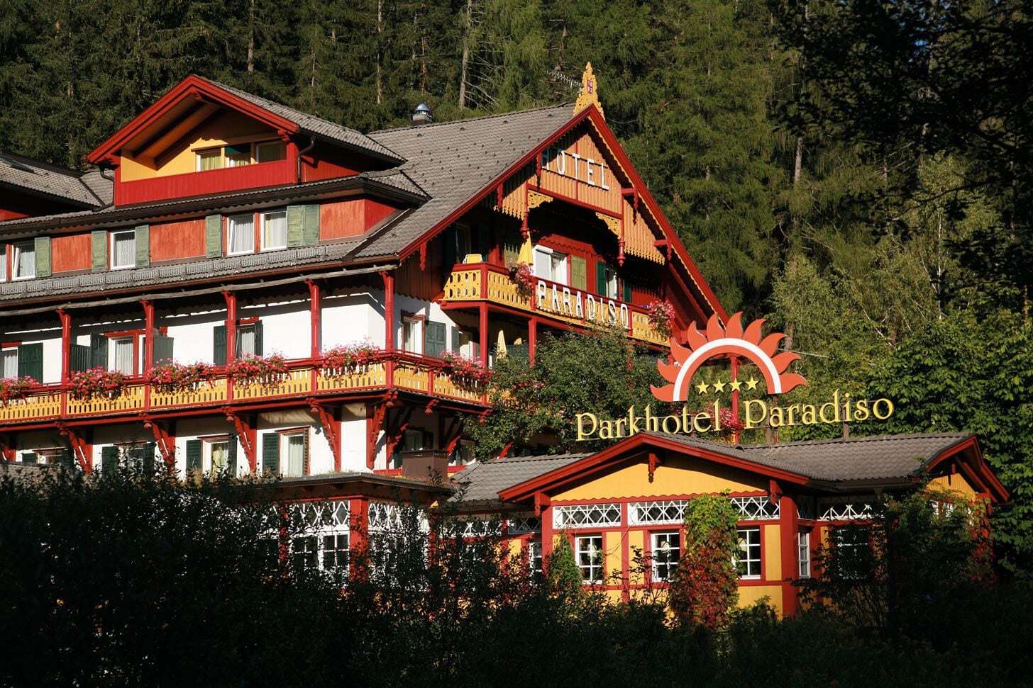 Parkhotel Sole Paradiso Innichen Exteriör bild